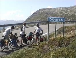 The climb reaches 1000m above sea level after riding 10.9 miles from Skjolden -only 434m of climb remaining